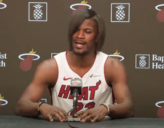 Estrella del Miami Heat Jimmy Butler sorprende a todos con su nuevo look en el día de atender a los medios
