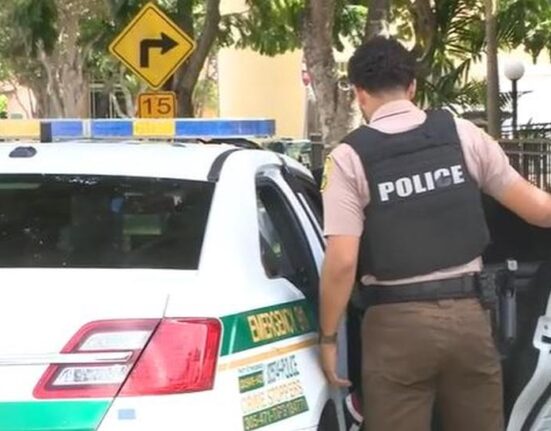 Mujer de Miami, madre de dos menores arrestada por maltrato a su hijo mayor y no enviarlo por cuatro meses a la escuela