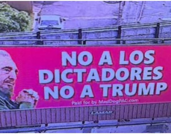 valla-publicitaria-Trump-y-Fidel